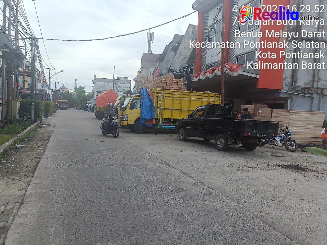 Warga Resah: Kemacatan di Jalan Budi Karya akibat Bongkar Muat Ekspedisi